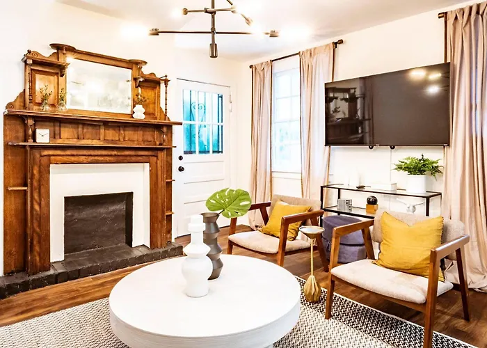3Bdr Classy Mid-Century Ground-Level Forsyth
